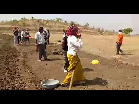 गाव श्रमदानात गर्क मात्र ह्या मुख्याधिकारी नाचण्यात दंग