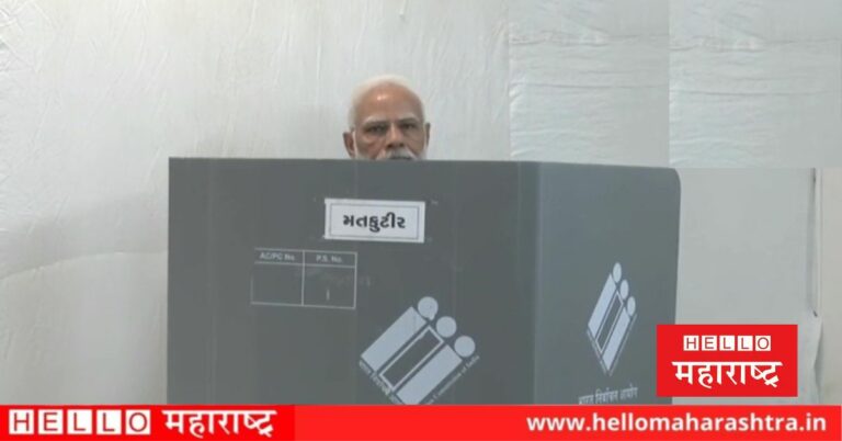 Gujarat Election 2022 : पंतप्रधान मोदींनी रांगेतून जात बजावला मतदानाचा हक्क
