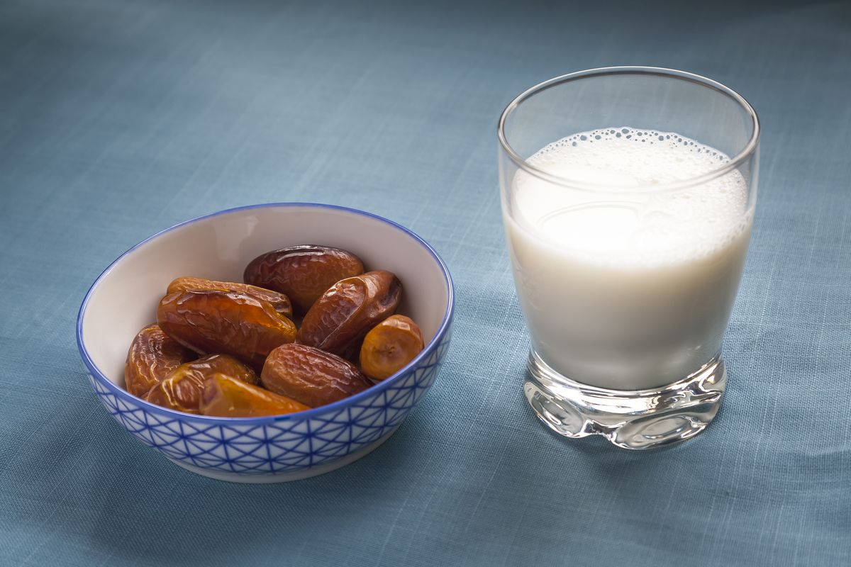 Eating dates with milk