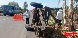 tractor carrying sugarcane was hit by a truck